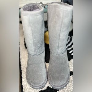 BearPaw NWT size 6/7 fit. Grey tall back lace up.